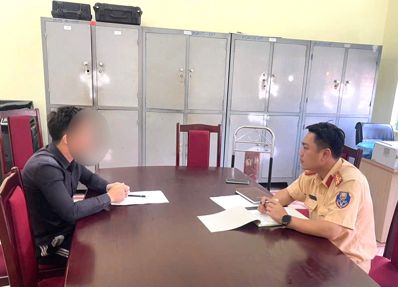 T&agrave;i xế vi phạm nồng độ cồn, kh&ocirc;ng GPLX bỏ chạy khi gặp CSGT- Ảnh 1.