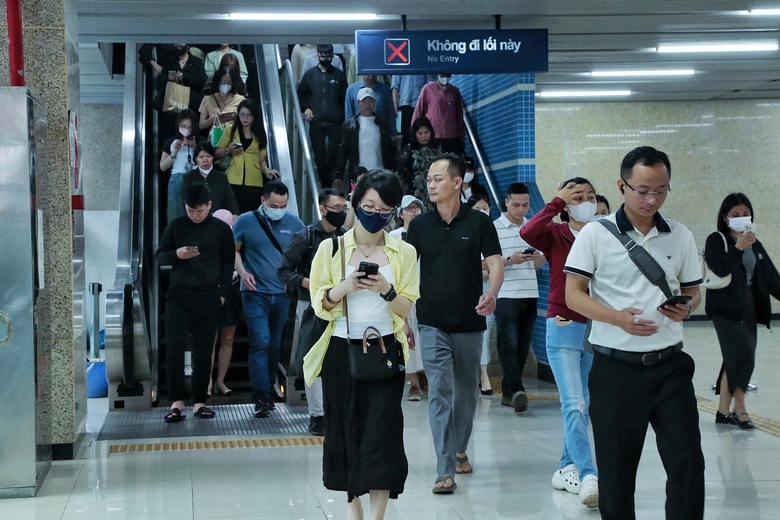 Xu hướng chuyển từ xe cá nhân sang phương tiện công cộng ở Hà Nội- Ảnh 1. Xu hướng chuyển từ xe cá nhân sang phương tiện công cộng ở Hà Nội- Ảnh 1.