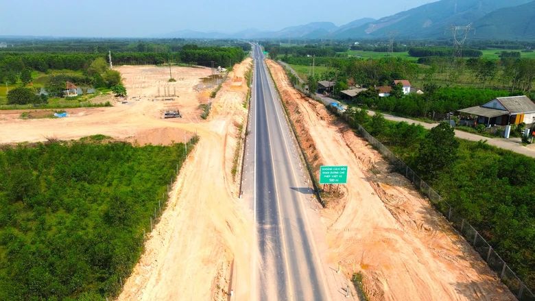 Gỡ vướng mặt bằng, thi c&ocirc;ng đồng bộ n&uacute;t giao cao tốc Cam Lộ - La Sơn- Ảnh 1.