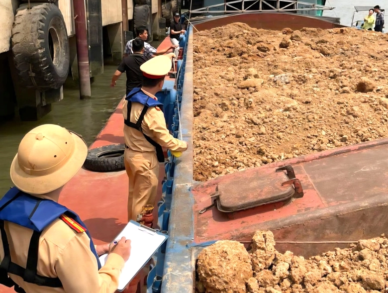 Ninh Bình: Phát hiện tàu chở 700m³ đất san lấp không hóa đơn trên sông Hồng- Ảnh 1. Ninh Bình: Phát hiện tàu chở 700m³ đất san lấp không hóa đơn trên sông Hồng- Ảnh 1.