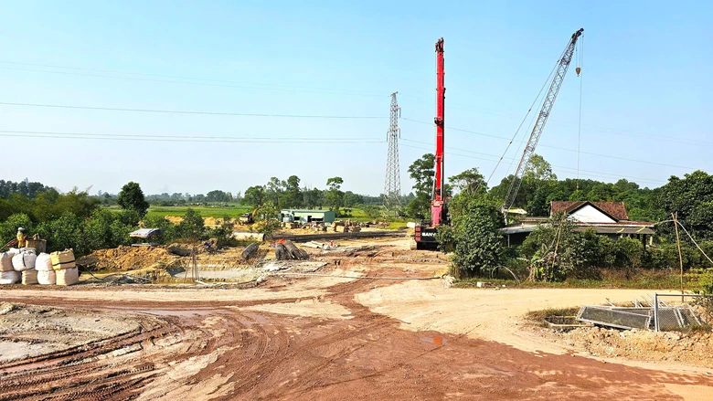Gỡ vướng mặt bằng, thi c&ocirc;ng đồng bộ n&uacute;t giao cao tốc Cam Lộ - La Sơn- Ảnh 6.
