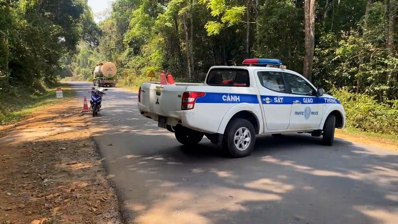 CSGT dùng xe đặc chủng đưa người phụ nữ nghi đột quỵ đi cấp cứu kịp thời- Ảnh 2. CSGT dùng xe đặc chủng đưa người phụ nữ nghi đột quỵ đi cấp cứu kịp thời- Ảnh 2.