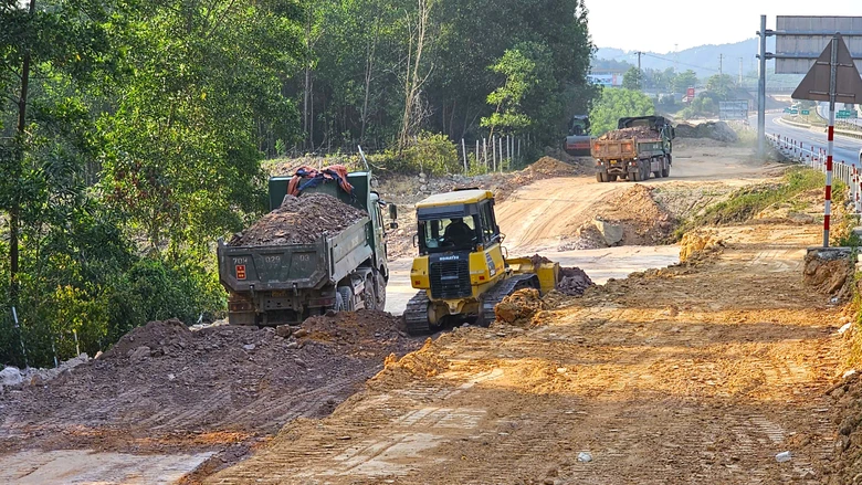 Gỡ vướng mặt bằng, thi c&ocirc;ng đồng bộ n&uacute;t giao cao tốc Cam Lộ - La Sơn- Ảnh 10.