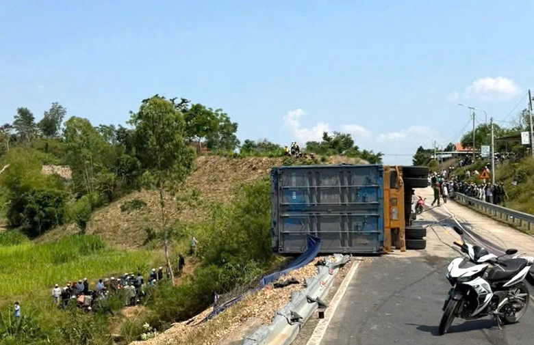 Đắk Lắk: Xe container lấn làn tông xe máy, 3 người tử vong- Ảnh 1. Đắk Lắk: Xe container lấn làn tông xe máy, 3 người tử vong- Ảnh 1.