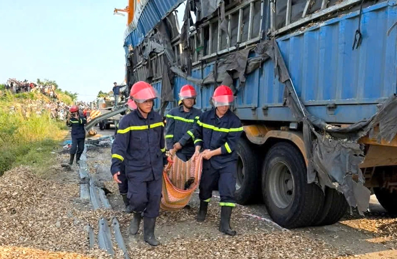 Đắk Lắk: Xe container lấn làn tông xe máy, 3 người tử vong- Ảnh 2. Đắk Lắk: Xe container lấn làn tông xe máy, 3 người tử vong- Ảnh 2.