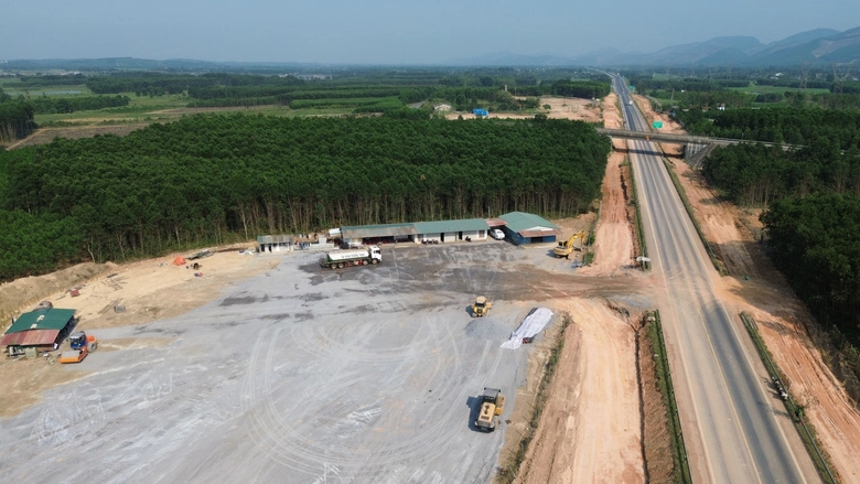 Gỡ vướng mặt bằng, thi c&ocirc;ng đồng bộ n&uacute;t giao cao tốc Cam Lộ - La Sơn- Ảnh 4.