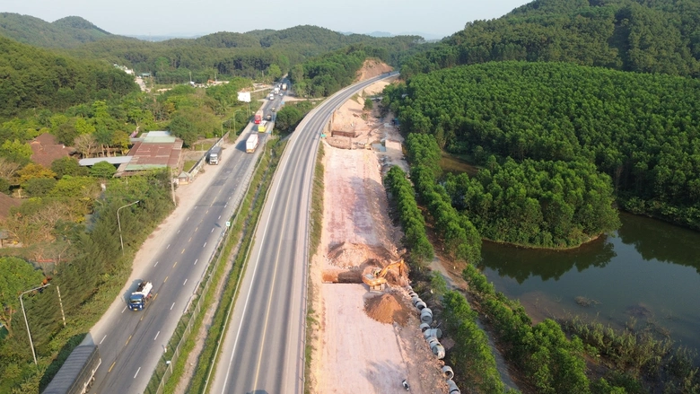 Gỡ vướng mặt bằng, thi c&ocirc;ng đồng bộ n&uacute;t giao cao tốc Cam Lộ - La Sơn- Ảnh 7.