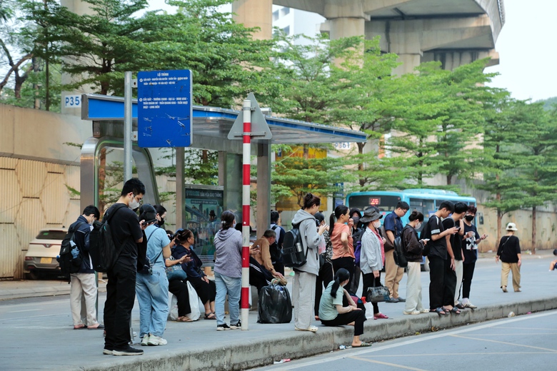 Xu hướng chuyển từ xe cá nhân sang phương tiện công cộng ở Hà Nội- Ảnh 6. Xu hướng chuyển từ xe cá nhân sang phương tiện công cộng ở Hà Nội- Ảnh 6.