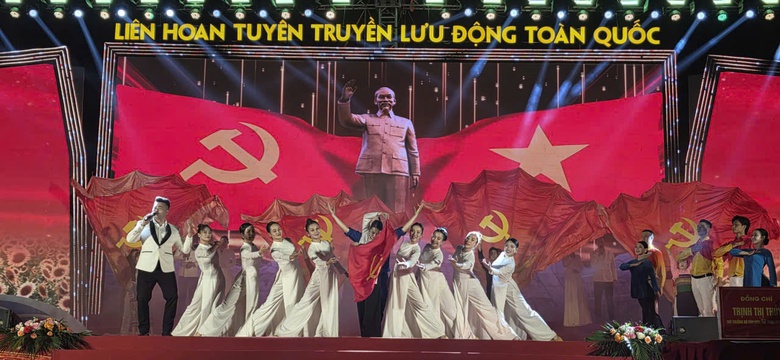 Khai mạc Li&ecirc;n hoan Tuy&ecirc;n truyền lưu động to&agrave;n quốc năm 2026 tại Quảng Ninh- Ảnh 1.