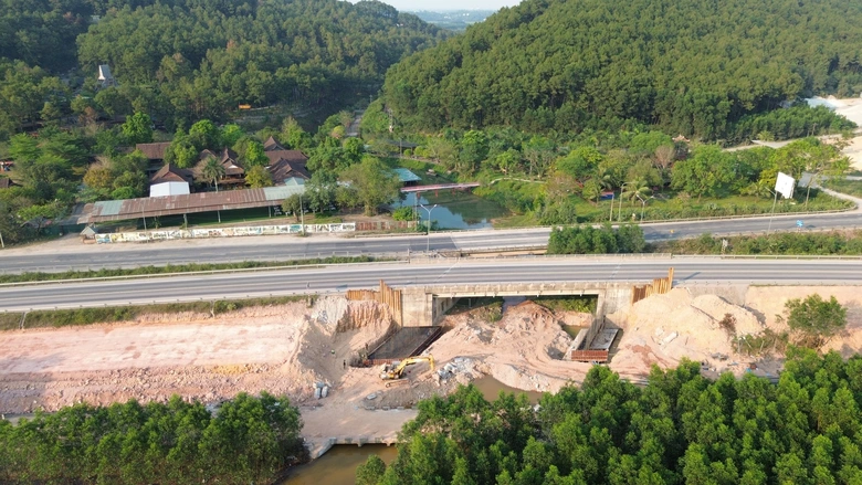 Gỡ vướng mặt bằng, thi c&ocirc;ng đồng bộ n&uacute;t giao cao tốc Cam Lộ - La Sơn- Ảnh 11.
