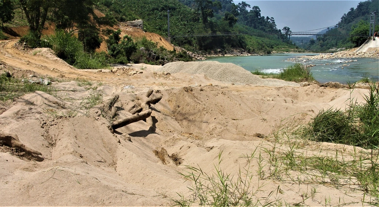 Đà Nẵng: Tăng kiểm tra, ngăn chặn khai thác cát trái phép trên sông khu vực miền núi- Ảnh 2. Đà Nẵng: Tăng kiểm tra, ngăn chặn khai thác cát trái phép trên sông khu vực miền núi- Ảnh 2.