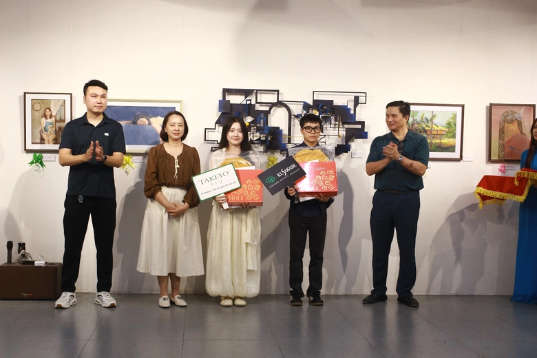 Triển l&atilde;m mỹ thuật sinh vi&ecirc;n kiến tr&uacute;c: Lan tỏa tinh thần s&aacute;ng tạo- Ảnh 1.