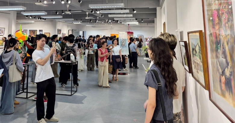 Triển l&atilde;m mỹ thuật sinh vi&ecirc;n kiến tr&uacute;c: Lan tỏa tinh thần s&aacute;ng tạo- Ảnh 3.