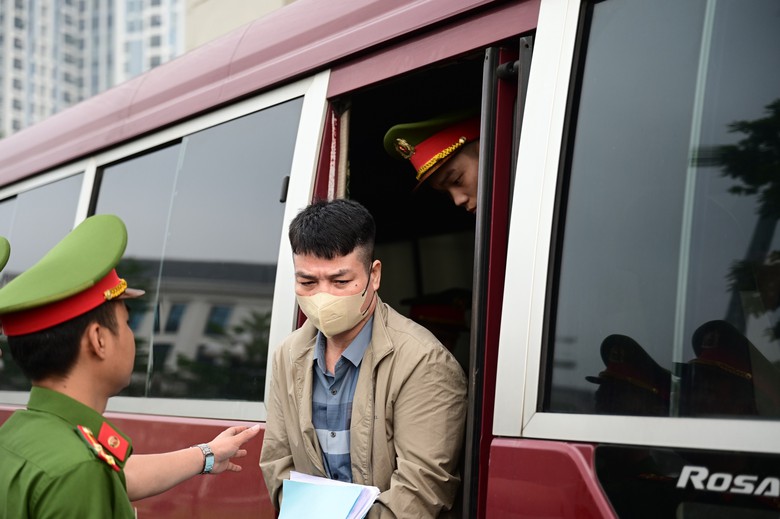 Xét xử cựu Thứ trưởng Hoàng Văn Thắng nhận hối lộ: Lời khai về những túi quà đựng tiền tỷ- Ảnh 1. Xét xử cựu Thứ trưởng Hoàng Văn Thắng nhận hối lộ: Lời khai về những túi quà đựng tiền tỷ- Ảnh 1.