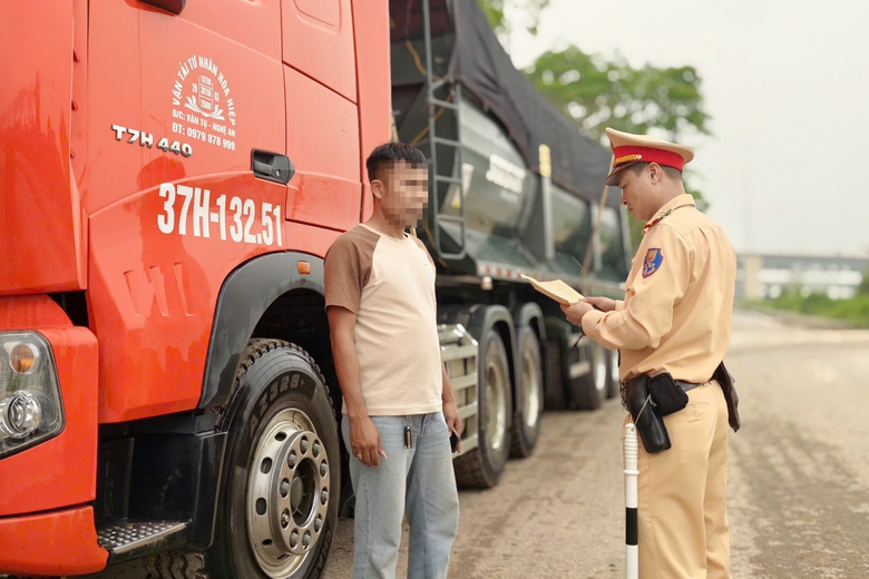 CSGT H&agrave; Nội v&agrave;o c&ocirc;ng trường kiểm tra hơn 100 xe tải, ngăn rơi v&atilde;i b&ugrave;n đất- Ảnh 3.