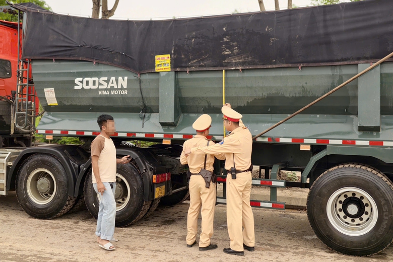 CSGT H&agrave; Nội v&agrave;o c&ocirc;ng trường kiểm tra hơn 100 xe tải, ngăn rơi v&atilde;i b&ugrave;n đất- Ảnh 1.
