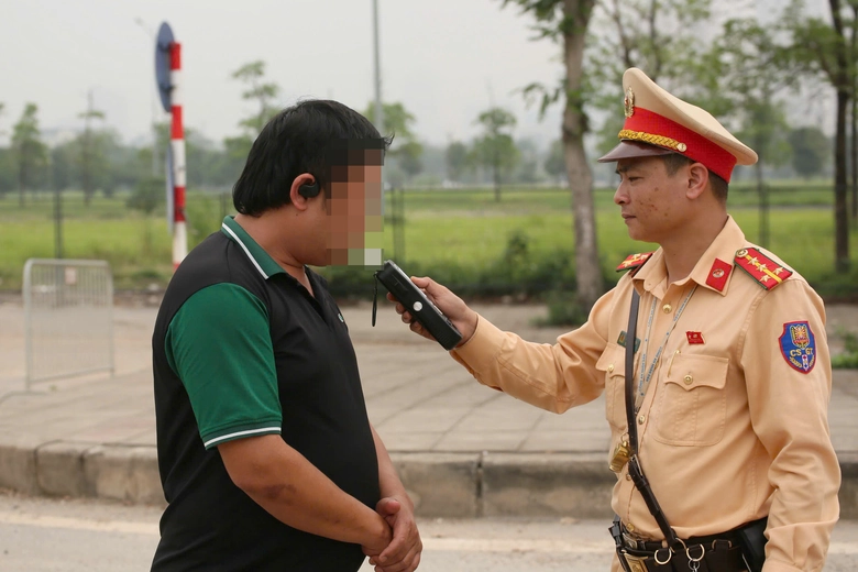 CSGT H&agrave; Nội v&agrave;o c&ocirc;ng trường kiểm tra hơn 100 xe tải, ngăn rơi v&atilde;i b&ugrave;n đất- Ảnh 4.