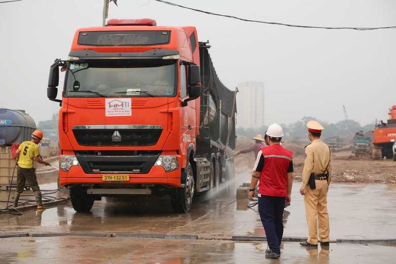 CSGT H&agrave; Nội v&agrave;o c&ocirc;ng trường kiểm tra hơn 100 xe tải, ngăn rơi v&atilde;i b&ugrave;n đất- Ảnh 2.