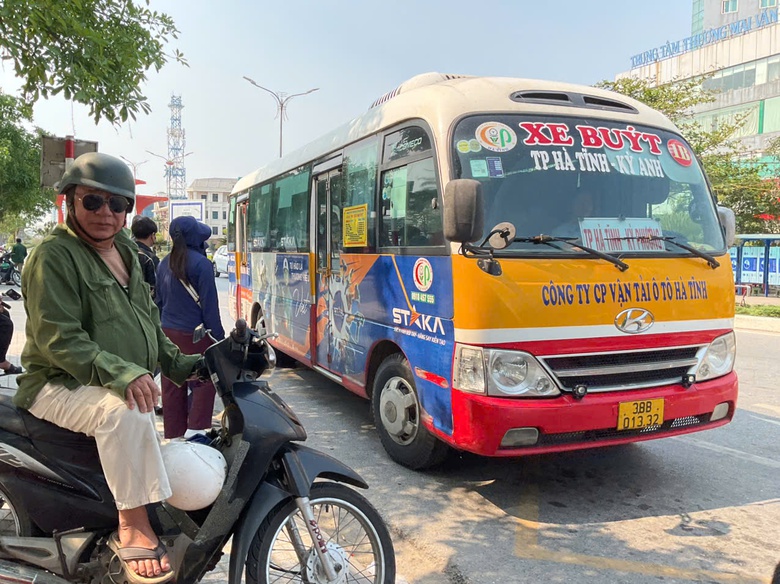 Gi&aacute; xăng dầu biến động, người d&acirc;n H&agrave; Tĩnh linh hoạt thay đổi th&oacute;i quen đi lại- Ảnh 1.