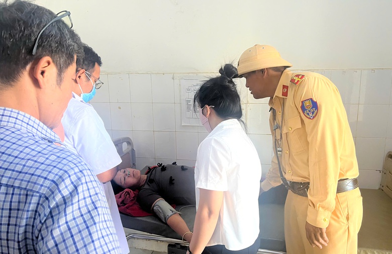 CSGT dùng xe đặc chủng đưa người phụ nữ nghi đột quỵ đi cấp cứu kịp thời- Ảnh 1. CSGT dùng xe đặc chủng đưa người phụ nữ nghi đột quỵ đi cấp cứu kịp thời- Ảnh 1.