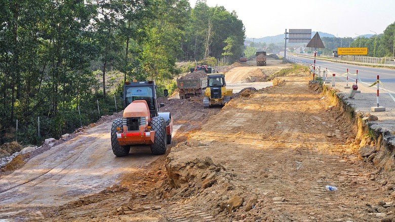 Gỡ vướng mặt bằng, thi c&ocirc;ng đồng bộ n&uacute;t giao cao tốc Cam Lộ - La Sơn- Ảnh 2.