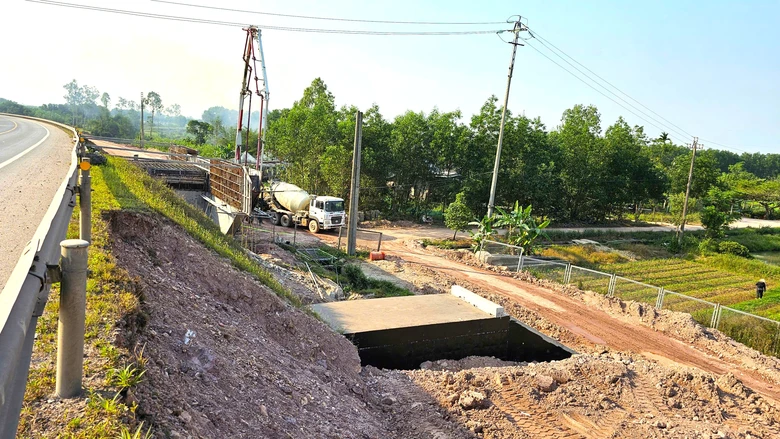 Gỡ vướng mặt bằng, thi c&ocirc;ng đồng bộ n&uacute;t giao cao tốc Cam Lộ - La Sơn- Ảnh 9.