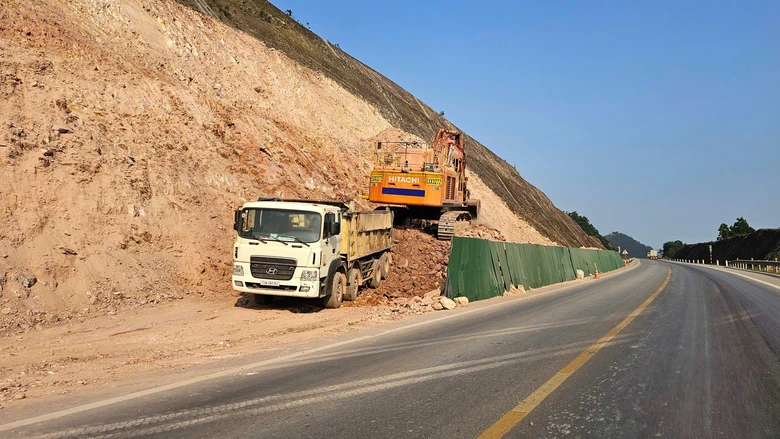 Gỡ vướng mặt bằng, thi c&ocirc;ng đồng bộ n&uacute;t giao cao tốc Cam Lộ - La Sơn- Ảnh 8.