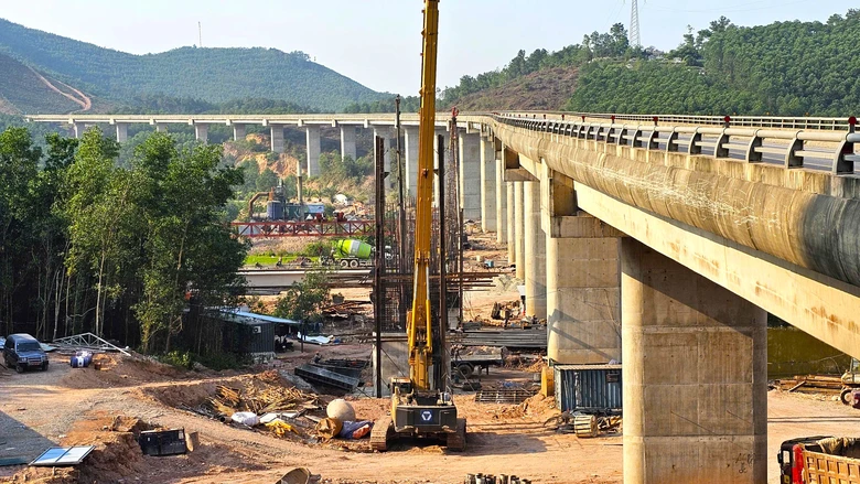 Gỡ vướng mặt bằng, thi c&ocirc;ng đồng bộ n&uacute;t giao cao tốc Cam Lộ - La Sơn- Ảnh 3.