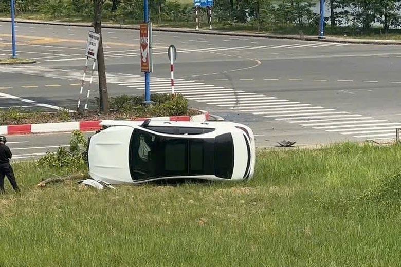 TP.HCM: Mercedes băng qua ng&atilde; tư, t&ocirc;ng g&atilde;y c&acirc;y xanh rồi lật nh&agrave;o l&ecirc;n b&atilde;i cỏ ven đường- Ảnh 1.