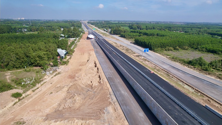Thời tiết kh&ocirc; r&aacute;o, tăng tốc thi c&ocirc;ng c&aacute;c tuyến đường kết nối s&acirc;n bay Long Th&agrave;nh- Ảnh 3.
