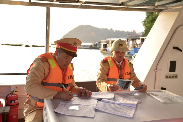 Xử phạt h&agrave;ng chục trường hợp vi phạm giao th&ocirc;ng đường thủy tr&ecirc;n hồ H&ograve;a B&igrave;nh- Ảnh 16.