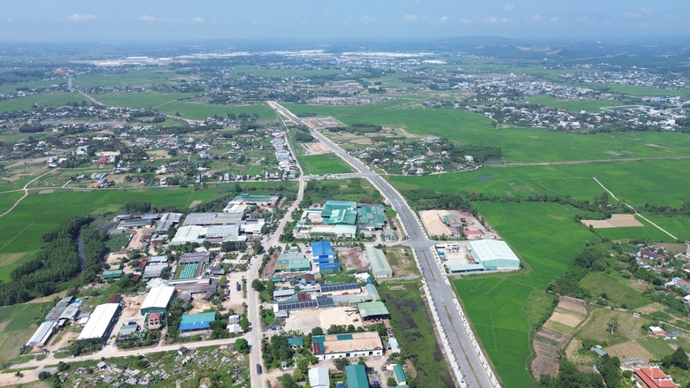 Cận cảnh dự &aacute;n đường gần 700 tỷ đồng ở Quảng Ng&atilde;i dở dang do vướng mặt bằng- Ảnh 2.