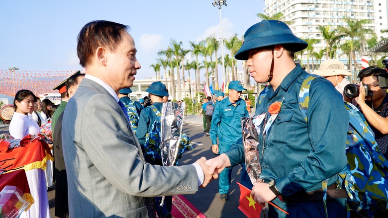Hơn 10.000 thanh ni&ecirc;n ở Gia Lai, Kh&aacute;nh H&ograve;a, Ph&uacute; Thọ l&ecirc;n đường nhập ngũ- Ảnh 4.