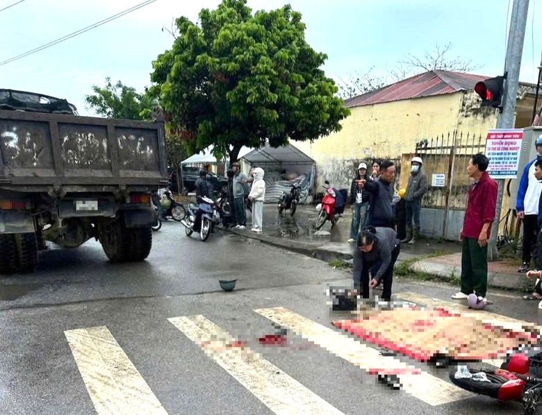 Xe tải t&ocirc;ng xe m&aacute;y điện ở Hải Ph&ograve;ng, hai b&agrave; ch&aacute;u thương vong- Ảnh 1.