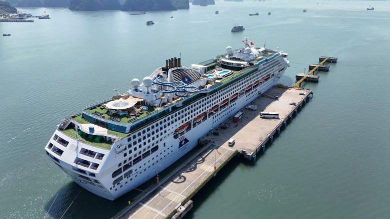 Quảng Ninh tăng cường kiểm so&aacute;t an to&agrave;n t&agrave;u du lịch sau vụ ch&aacute;y tr&ecirc;n vịnh Hạ Long- Ảnh 1.