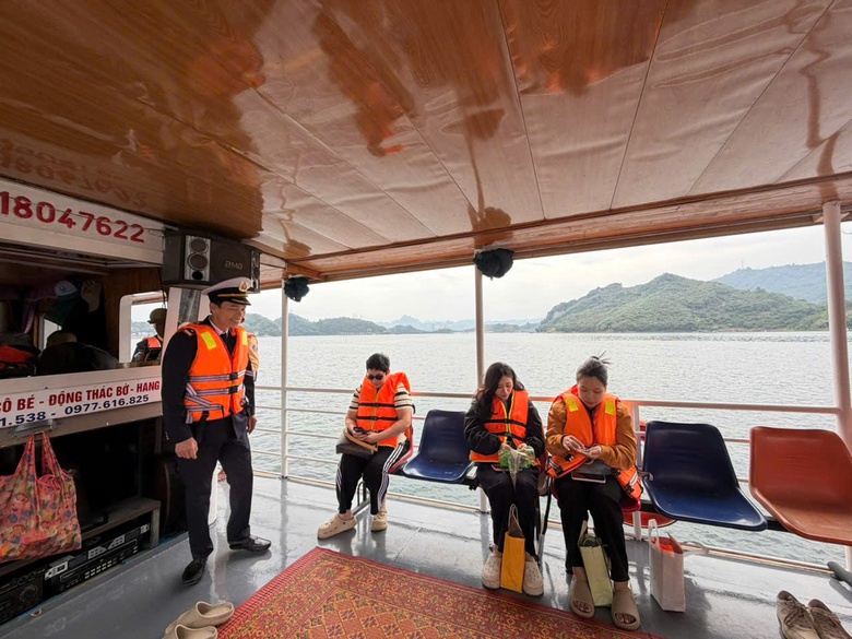 Xử phạt h&agrave;ng chục trường hợp vi phạm giao th&ocirc;ng đường thủy tr&ecirc;n hồ H&ograve;a B&igrave;nh- Ảnh 6.