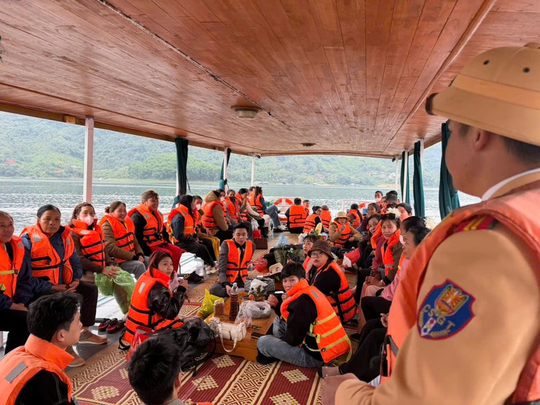 Xử phạt h&agrave;ng chục trường hợp vi phạm giao th&ocirc;ng đường thủy tr&ecirc;n hồ H&ograve;a B&igrave;nh- Ảnh 5.