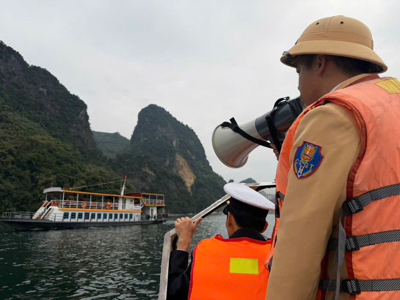 Xử phạt h&agrave;ng chục trường hợp vi phạm giao th&ocirc;ng đường thủy tr&ecirc;n hồ H&ograve;a B&igrave;nh- Ảnh 2.