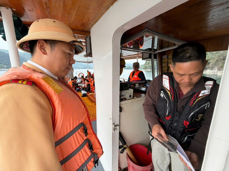 Xử phạt h&agrave;ng chục trường hợp vi phạm giao th&ocirc;ng đường thủy tr&ecirc;n hồ H&ograve;a B&igrave;nh- Ảnh 10.