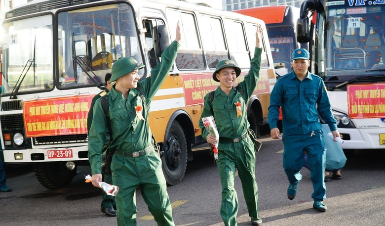 Hơn 10.000 thanh ni&ecirc;n ở Gia Lai, Kh&aacute;nh H&ograve;a, Ph&uacute; Thọ l&ecirc;n đường nhập ngũ- Ảnh 9.