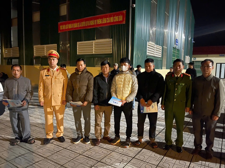 Ban ATGT tỉnh Lạng Sơn thăm hỏi gia đ&igrave;nh nạn nh&acirc;n vụ hai m&ocirc; t&ocirc; đấu đầu, bốn người tử vong- Ảnh 3.
