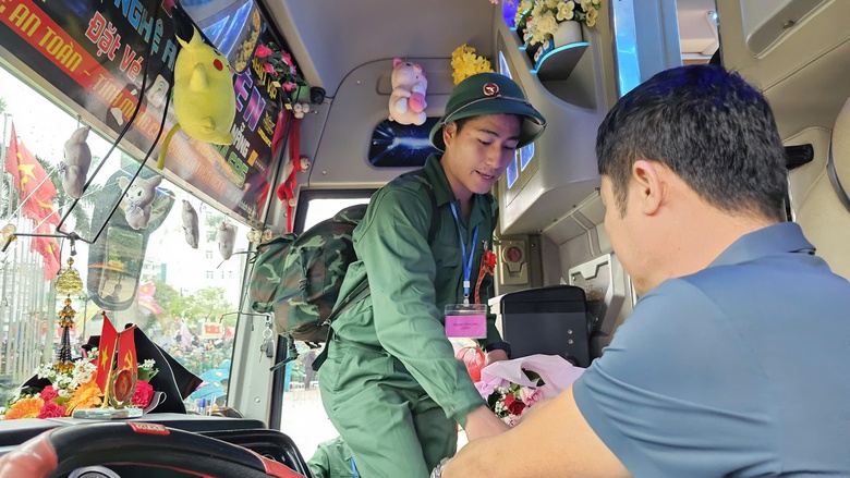 Thanh ni&ecirc;n Cố đ&ocirc; Huế hăng h&aacute;i l&ecirc;n đường nhập ngũ- Ảnh 10.