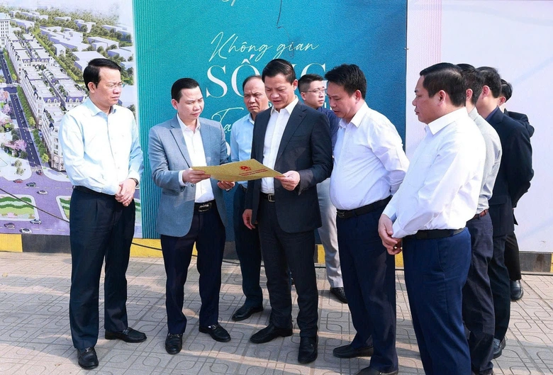 Chủ tịch tỉnh Th&aacute;i Nguy&ecirc;n thị s&aacute;t t&igrave;m phương &aacute;n gỡ &ugrave;n tắc giao th&ocirc;ng đ&ocirc; thị- Ảnh 3.