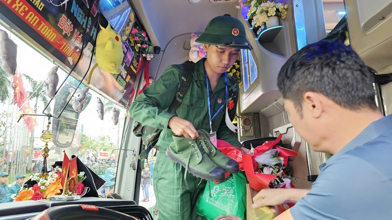 Thanh ni&ecirc;n Cố đ&ocirc; Huế hăng h&aacute;i l&ecirc;n đường nhập ngũ- Ảnh 8.