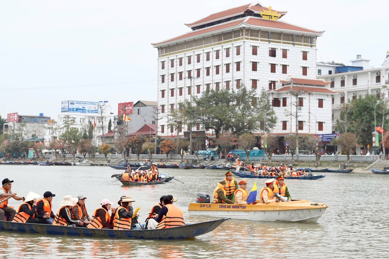 Cảnh s&aacute;t l&ecirc;n đ&ograve; kiểm tra nồng độ cồn người l&aacute;i, đảm bảo an to&agrave;n ở lễ hội Ch&ugrave;a Hương- Ảnh 2.