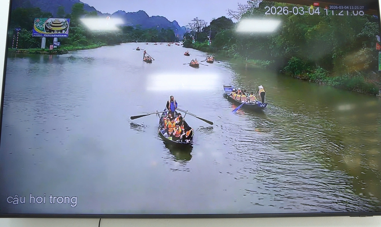 Cảnh s&aacute;t l&ecirc;n đ&ograve; kiểm tra nồng độ cồn người l&aacute;i, đảm bảo an to&agrave;n ở lễ hội Ch&ugrave;a Hương- Ảnh 8.