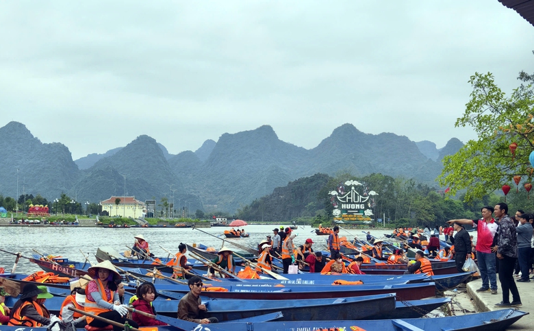 Cảnh s&aacute;t l&ecirc;n đ&ograve; kiểm tra nồng độ cồn người l&aacute;i, đảm bảo an to&agrave;n ở lễ hội Ch&ugrave;a Hương- Ảnh 3.