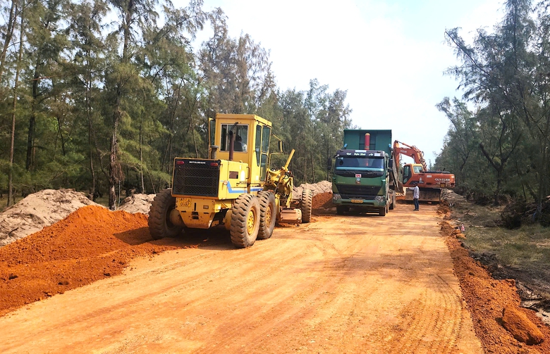 Quảng Ng&atilde;i tăng tốc thi c&ocirc;ng nối d&agrave;i đường ven biển- Ảnh 9.