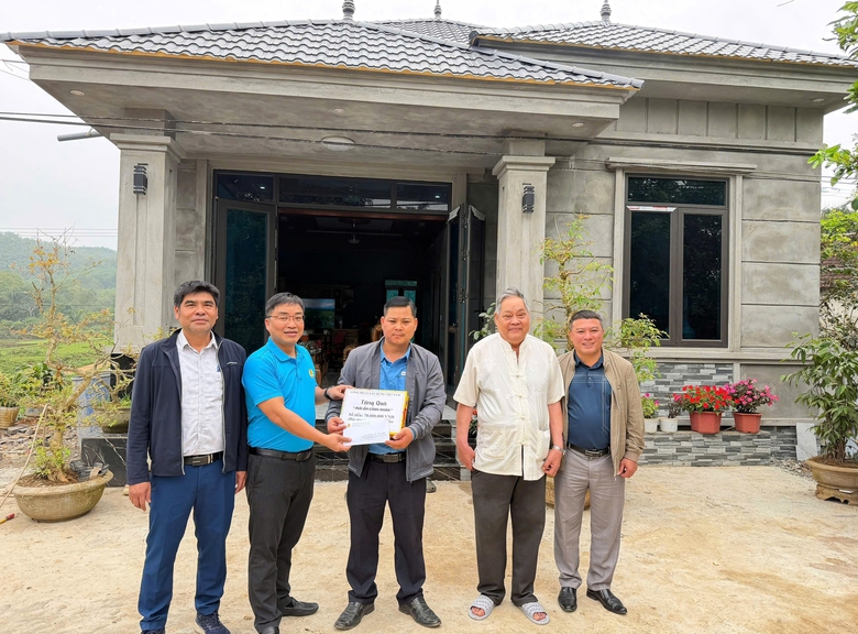 Trao kinh phí hỗ trợ “Mái ấm Công đoàn” cho đoàn viên có hoàn cảnh khó khăn- Ảnh 1. Trao kinh phí hỗ trợ “Mái ấm Công đoàn” cho đoàn viên có hoàn cảnh khó khăn- Ảnh 1.