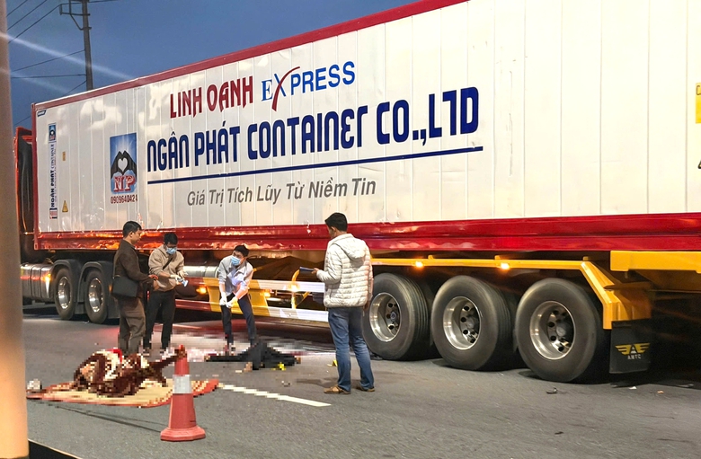 Xe máy va chạm xe đầu kéo trên QL1 qua Huế, một người tử vong tại chỗ- Ảnh 1. Xe máy va chạm xe đầu kéo trên QL1 qua Huế, một người tử vong tại chỗ- Ảnh 1.